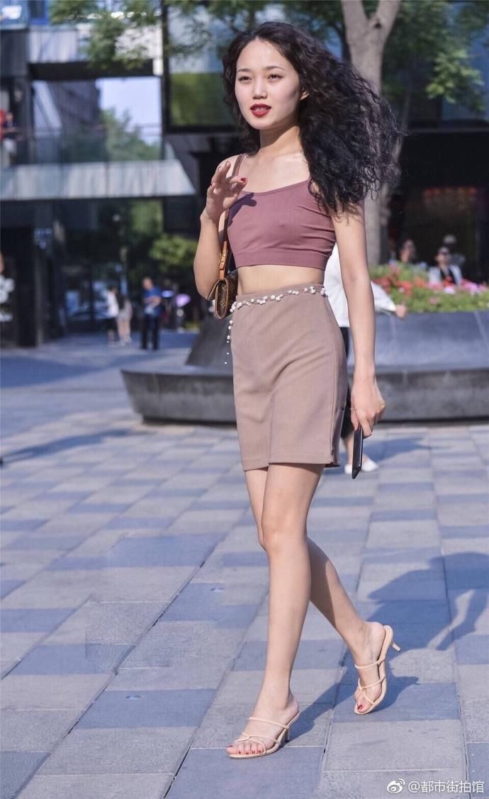 街拍:图四美女紧身短裙太抢风头，让人怦然心动的诱惑，无法抗拒