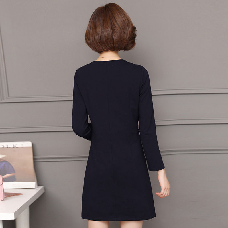 黑裤子扔了吧!听说70后女人都穿这，秋裙+高跟鞋，想不嫩都难