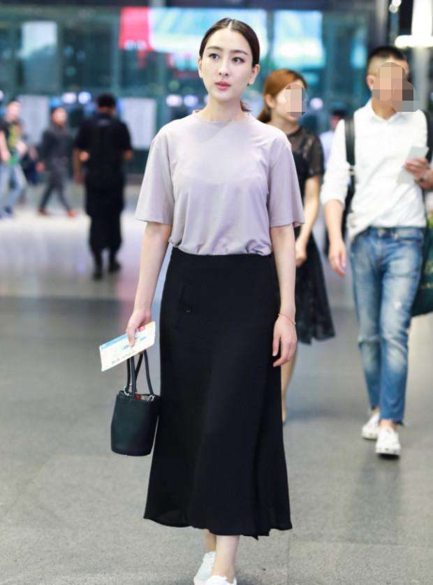 马苏厉害了, 这是把裤子穿成了裙子? 还蛮好看的!