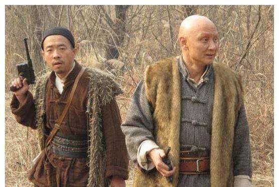  [光头]62岁实力派演员日常照曝光，目光疲倦身型削瘦，曾生病3个月掉光秀发