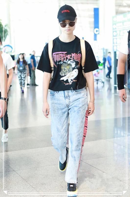 当李宇春和关晓彤同穿黑色T恤，才知溜肩和平肩的气质差距有多大