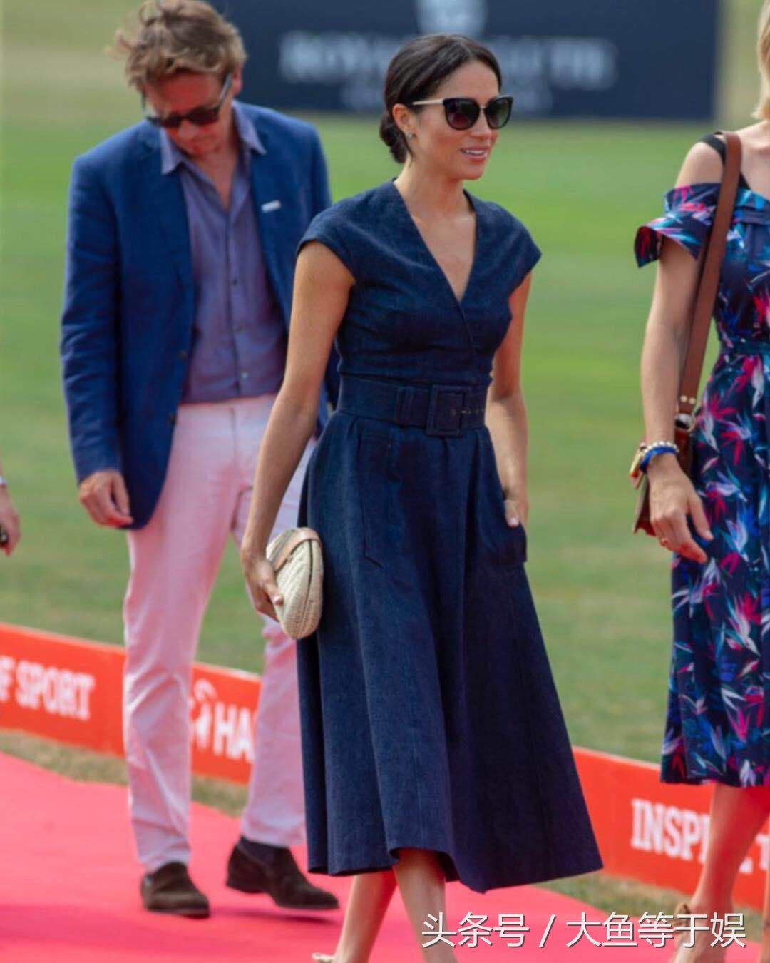 梅根出访新造型LOOK下，深V礼服太阳镜加身，要甩凯特几条街了