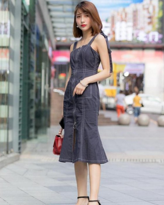 街拍:美女非常大气优雅，真是少女心十足美得轻松不费劲