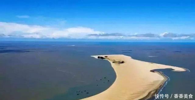 中国山东有一个县, 居住的人口越来越少, 其中有两个原因