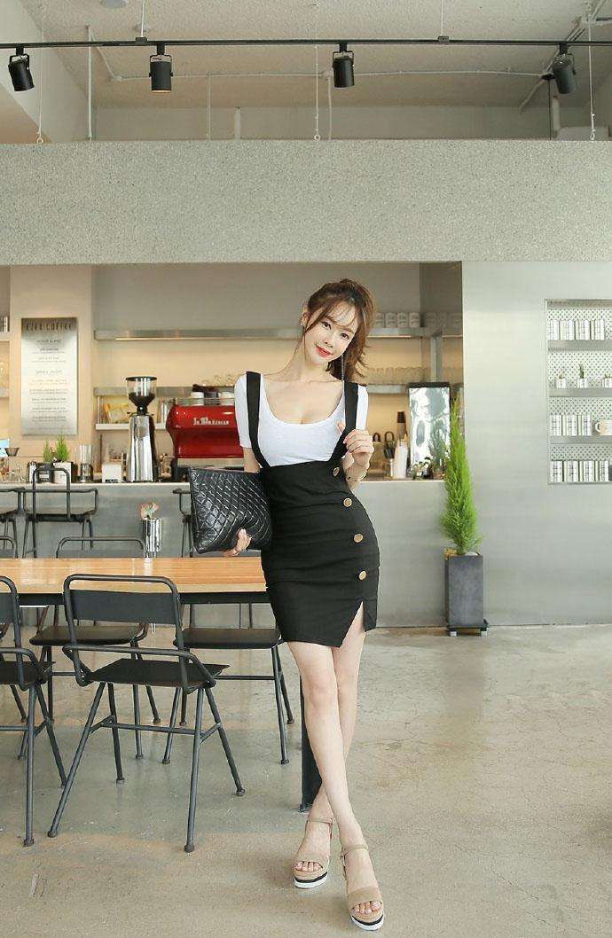 紧身衣搭配吊带裙, 好身材就是迷人