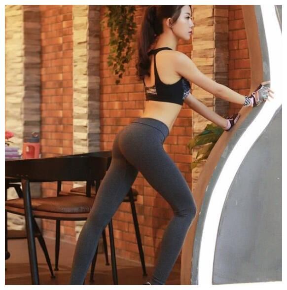 清新文雅的紧身打底裤美女，穿出修身显瘦的魅力，充满时尚的气息