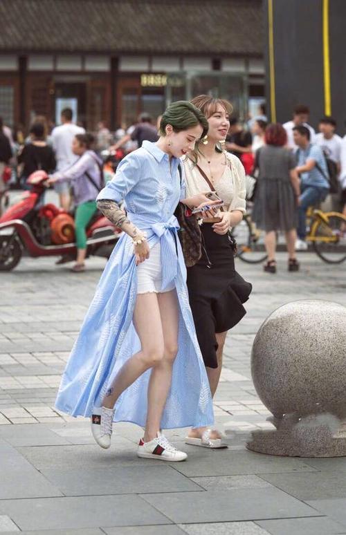 街拍：裸色吊带连衣裙，美女穿在身上超有女人味