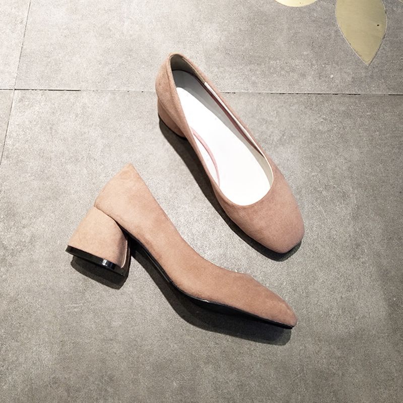 新款平底女鞋，简约而不失优雅，小个子女生也能穿出“新高度”