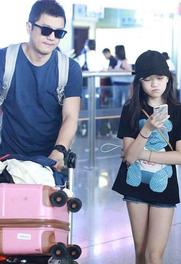 李亚鹏携女儿现身机场, 李嫣大长腿亮了, 难怪能去时装周走秀!