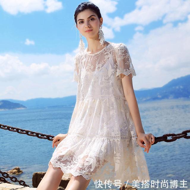 镂空蕾丝连衣裙，清新妩媚两不误