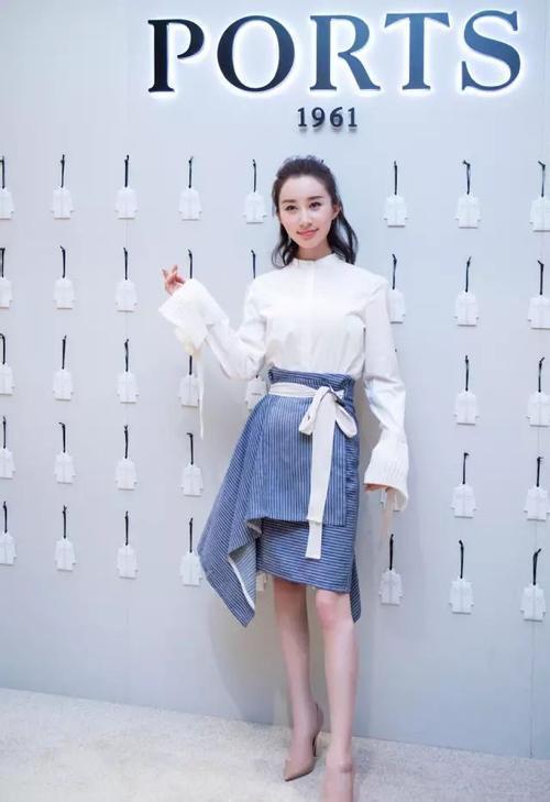 舒畅一改清纯形象，蕾丝装下美背一览无余！网友：真尴尬