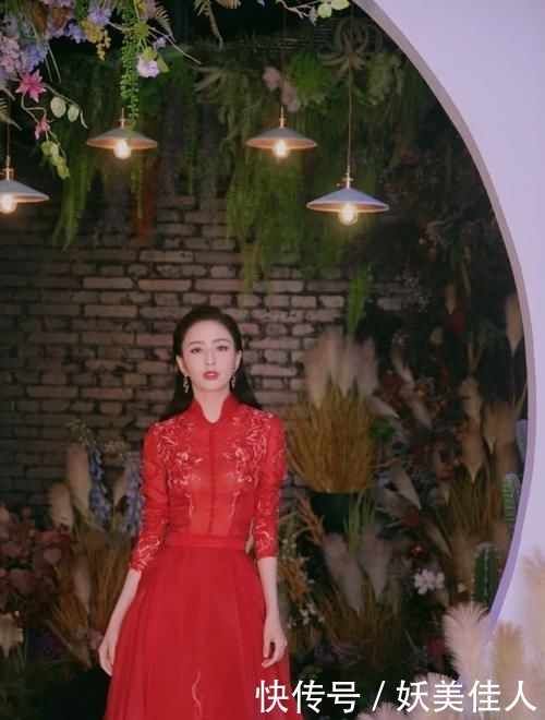 「 出纤细」穿大红色刺绣礼服,梳大背头美得不像37岁,佟丽娅保养得太好了