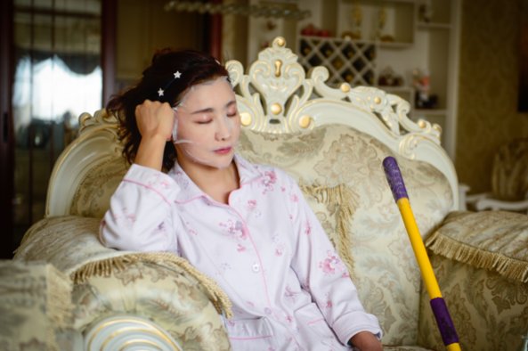 实拍:云南50岁退休大妈冻龄不老，与25岁女儿同出门似姐妹