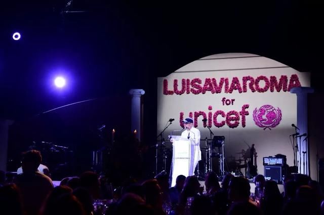 每周时报|LOEWE出书，Supreme卖报纸，本周时尚圈也太文艺了吧