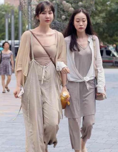 『气质』街拍：沉鱼落雁的小姐姐，一条黑色的连衣裙，时尚女神气质风范