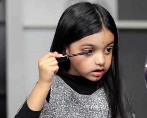 混血小萝莉模仿妈妈化妆,化完之后惊艳众人,网友却有不同意见!