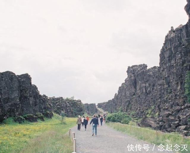 冰岛神秘的“苔原”景观，如同置身天外星球，还曾掩盖一个村庄