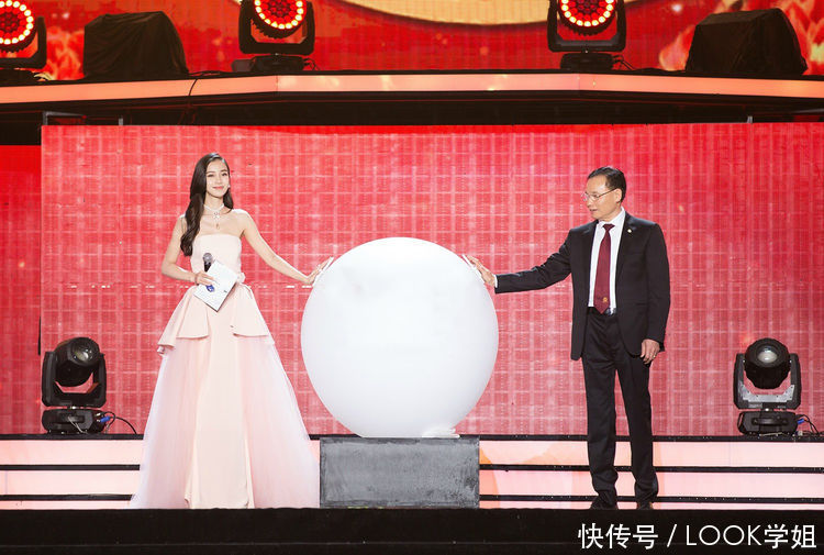 杨颖身材原来这么好，粉色抹胸裙嫩回18岁，网友：美的冒泡