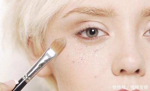  眼妆：化妆时泪沟怎么遮掉 女孩子必须掌握的眼妆技巧