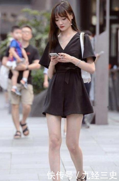 #气质#街拍:温柔之至的美女,穿浅蓝色连衣裙,气质温婉动人