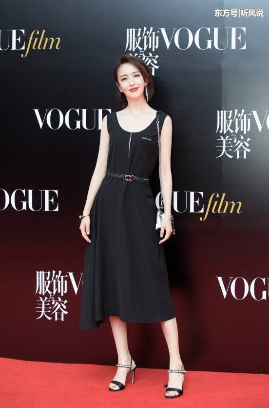 佟丽娅终于开放一次了，裙子上竟有一条小缝，意外地好看!