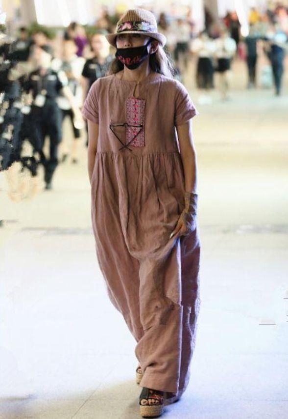 杨丽萍真能穿！穿这么皱的长裙却依然漂亮，网友：仙风道骨的气质