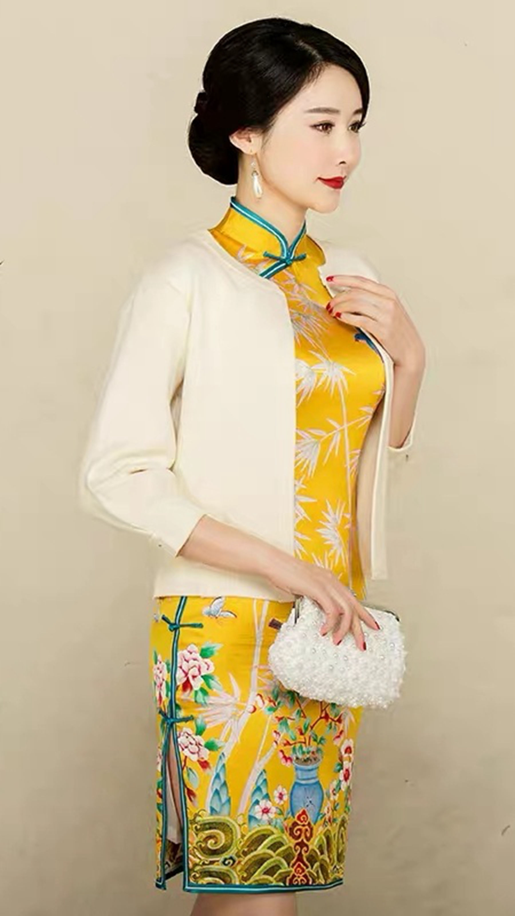 一款非常亮眼的精品真丝旗袍，短款中式礼服，金黄色彰显高贵端庄