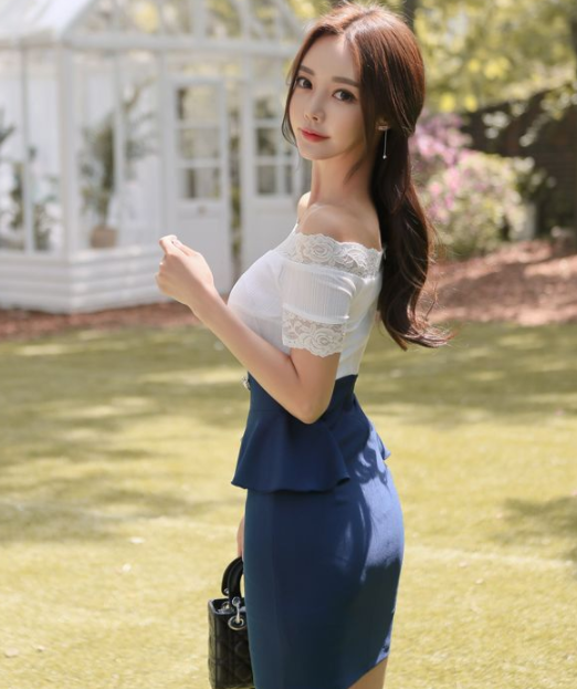 曲线迷人的紧身裙美女，身材比例很好，彰显女神范！