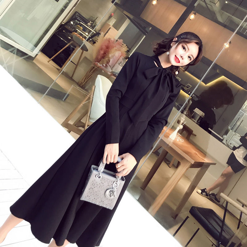 难怪女人都不穿蕾丝裙了,如今流行“反光裙”,没有男人不着迷的