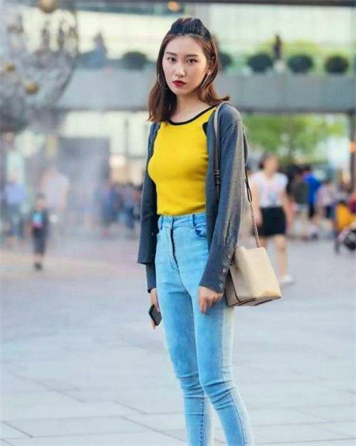  [白皙]街拍：白皙靓丽小姐姐，吊带+白色短裤，纤细的小蛮腰好苗条