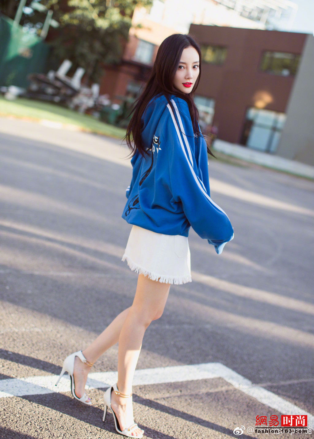 37岁李小璐穿黑色吊带配短裤秀小蛮腰大长腿