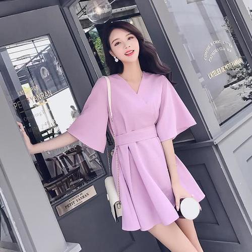 别让懒散束缚品味,名媛连衣裙展现街头百态,这个盛夏要你好看