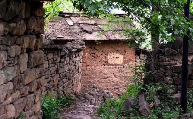 又一个郭亮村走红?藏于“井底”的千年村庄,外出要爬2000级台阶