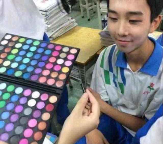 女生给男同桌化妆，结果太惊艳，竟然忍不住的亲了一口，厉害了!