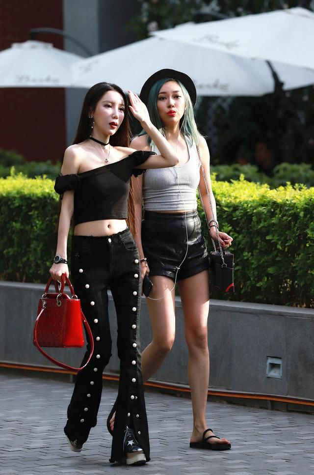 街拍:小姐姐勇于追求时尚前卫不拘束,展现出迷人性感的风采!