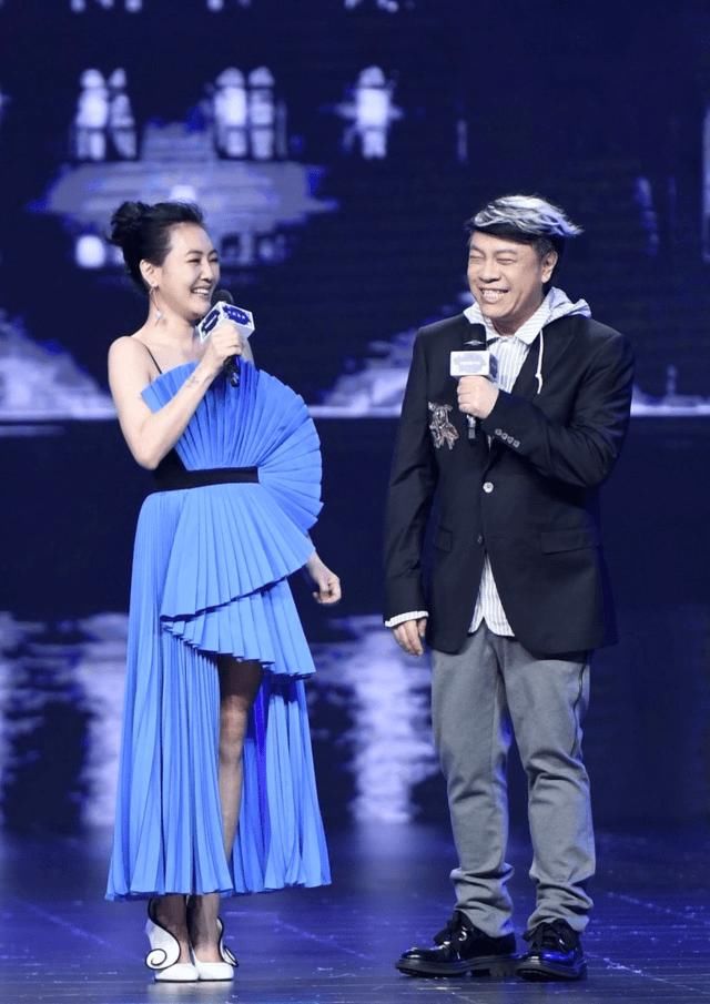  「下半身」小S真敢穿，扎发丸子头搭配吊带连衣裙性感又洋气，凸显出高级感