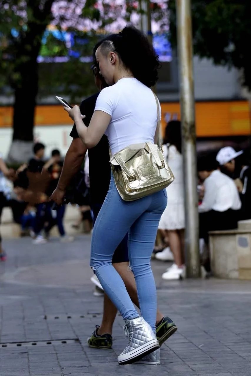 英姿飒爽的美女紧身裤穿出不一样霸气，小姐姐的发型更是霸气