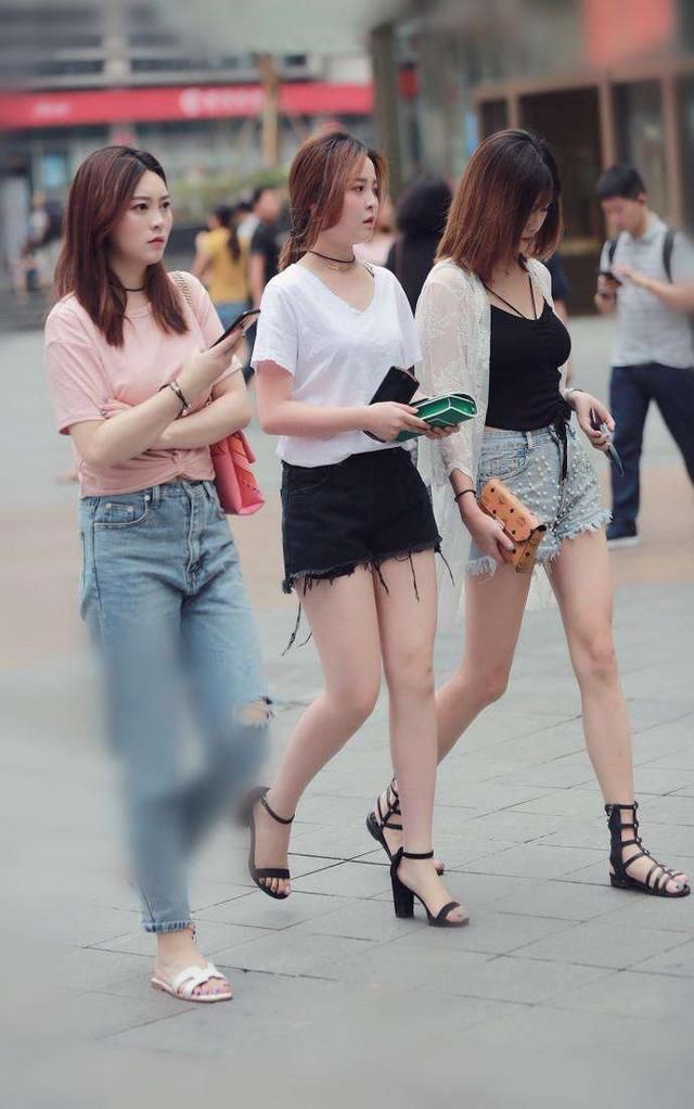 街拍：没有活力的夏天，小姐姐的大长腿你Hold住？