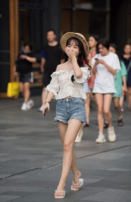 时尚街拍：甜美清新的小姐姐，穿着简单迷人！
