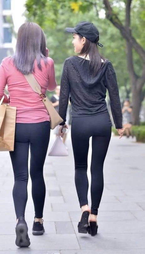 街头那些气质小姐姐紧身打底裤很魔性，网友；这也太紧了吧！
