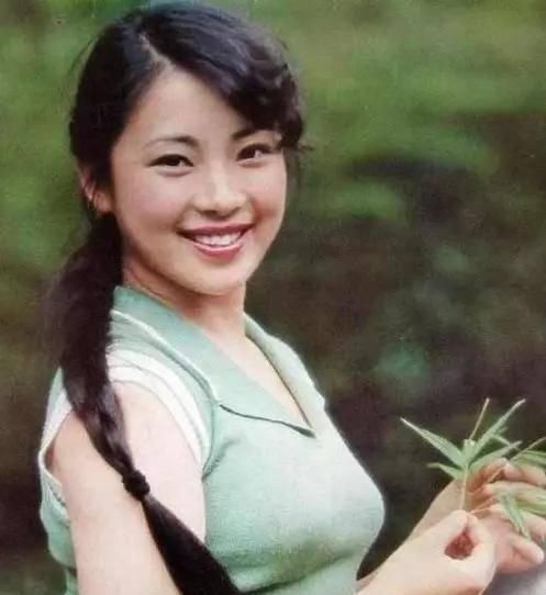  李连杰：遭李连杰背叛，带着两女儿蜗居地下室，黄秋燕的深情与哀愁