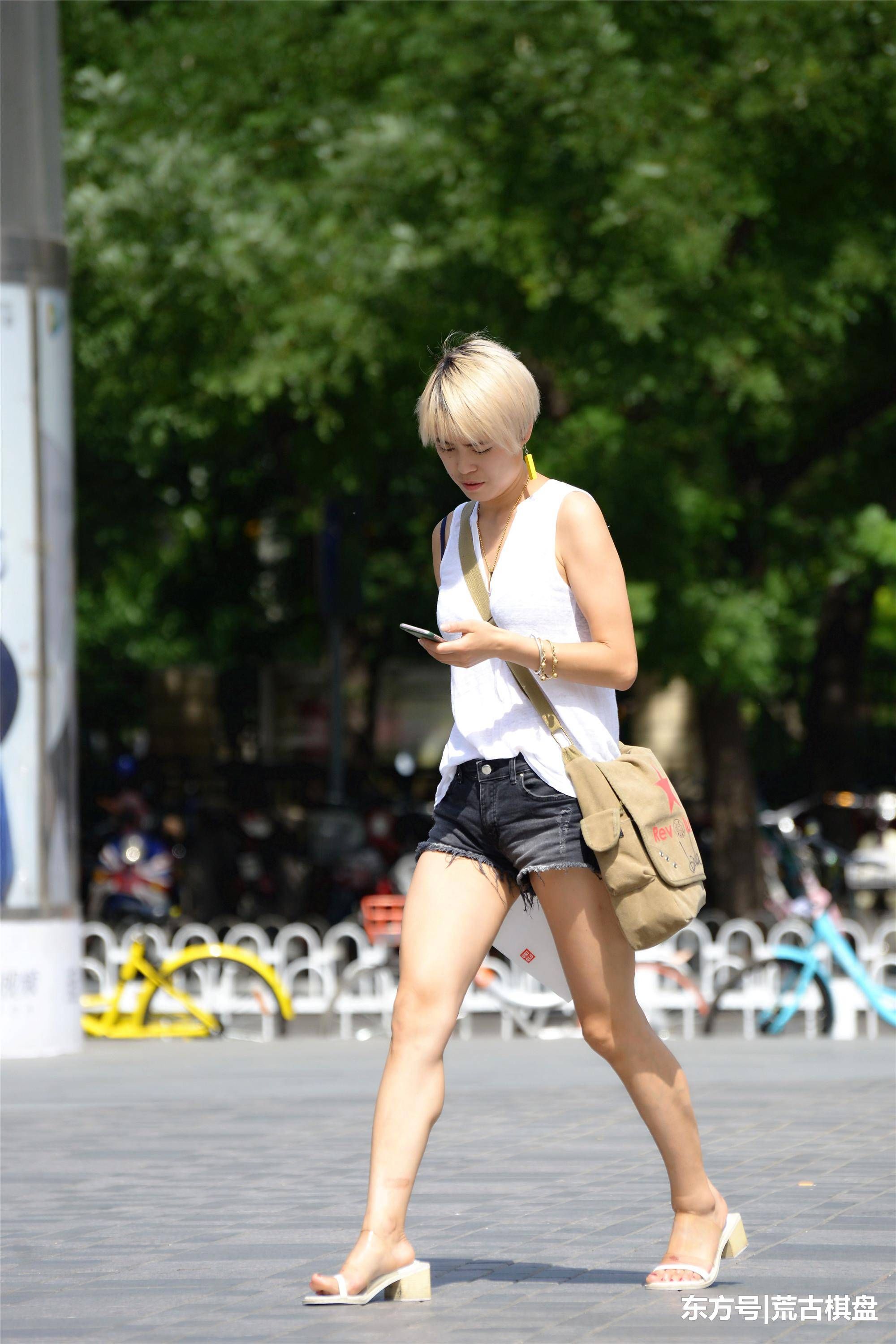 穿着灰色短裤的姑娘在太阳下，有那么一丝骨感的味道