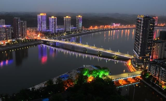 成都市代管的1个县级市,人口近150万,是四川省