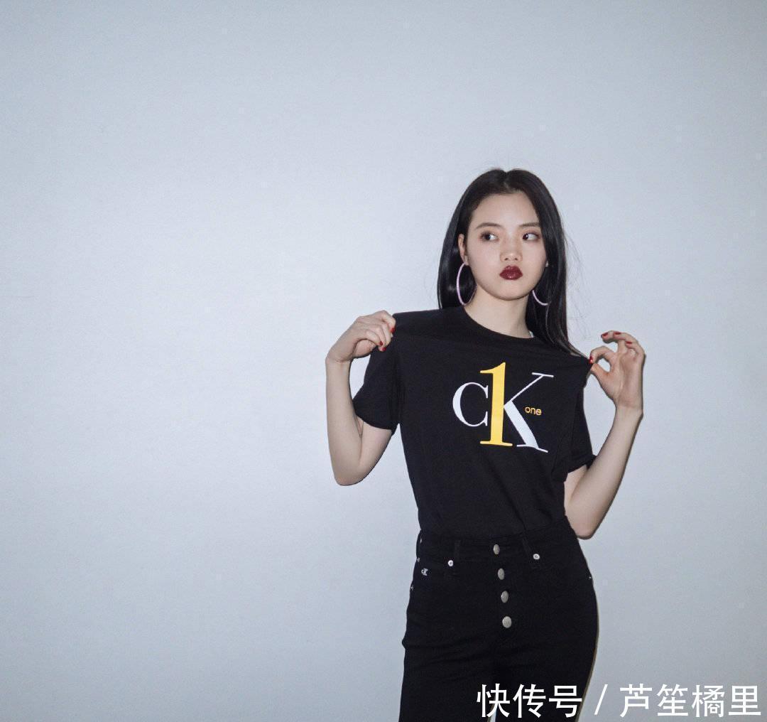 『能体现出女』时髦女生在穿搭上别出心裁,把潮流元素加在传统服装上,很吸睛