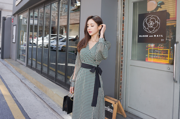 女神孙允珠，果绿流萤麻花串色丝绸长礼裙