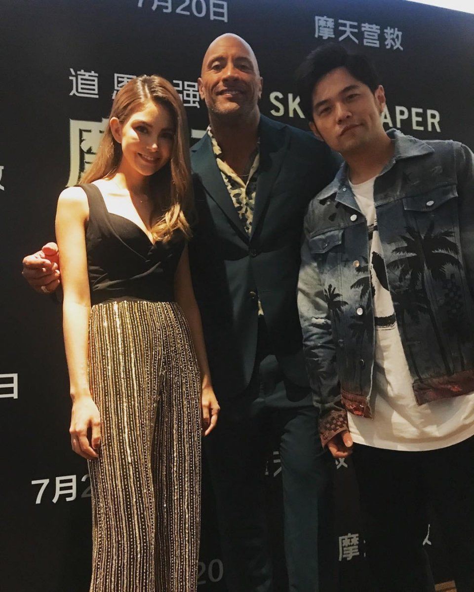 昆凌出席活动,上半身只穿一件小背心,网友:难怪周杰伦贴身跟随