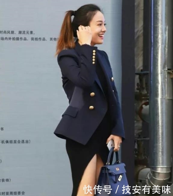 『笑嫣然』街拍:语笑嫣然的美女,一件休闲上衣配牛仔热裤,清新靓丽迷人