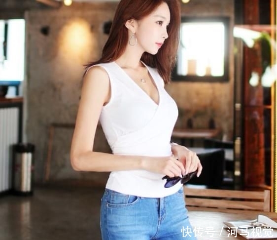 展现■牛仔裤美女的穿搭展现视觉上的美感,靓丽而优雅!