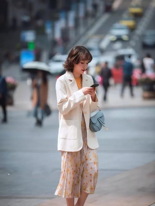 让她■街拍:美女脚上搭配上一双高跟鞋,更是能够凸显出迷人的气息