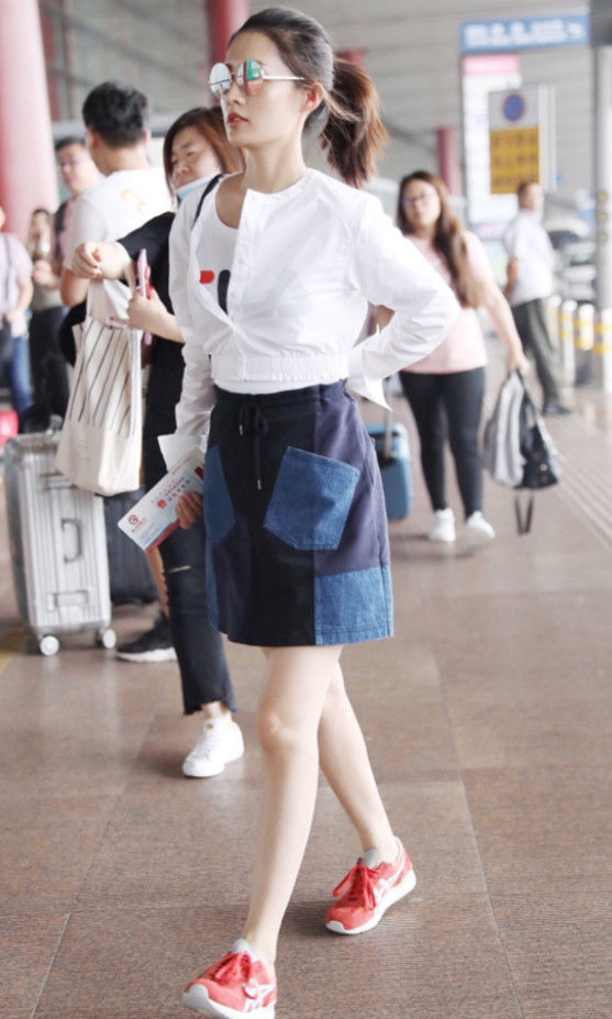 李沁在机场亮相，最亮眼的不是补丁裙，而是大白腿!